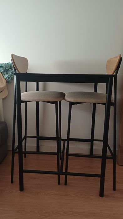 Mesa alta com 2 cadeiras