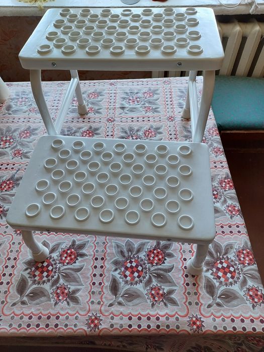 Сидушку на ванну и ступеньки возле ванны метал.