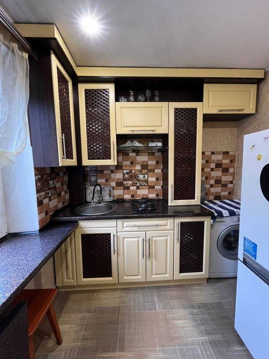 Продам 2 кімнатн  пр.Слобожанский (зупинкаДонецька) 3 поверх капремонт