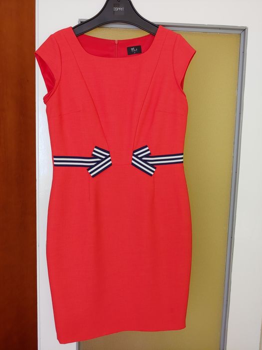 Czerwona sukienka firmy Makalu
