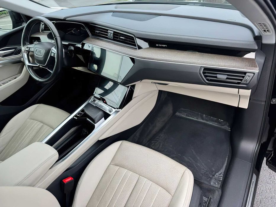 Audi e-tron Premium      2021