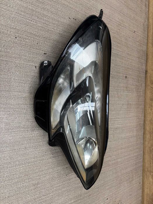 lampa/reflektor przedni prawy opel corsa e