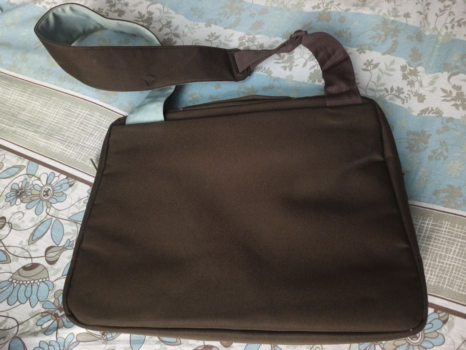 Фірмова сумка для ноутбука 17" Belkin Messenger Bag