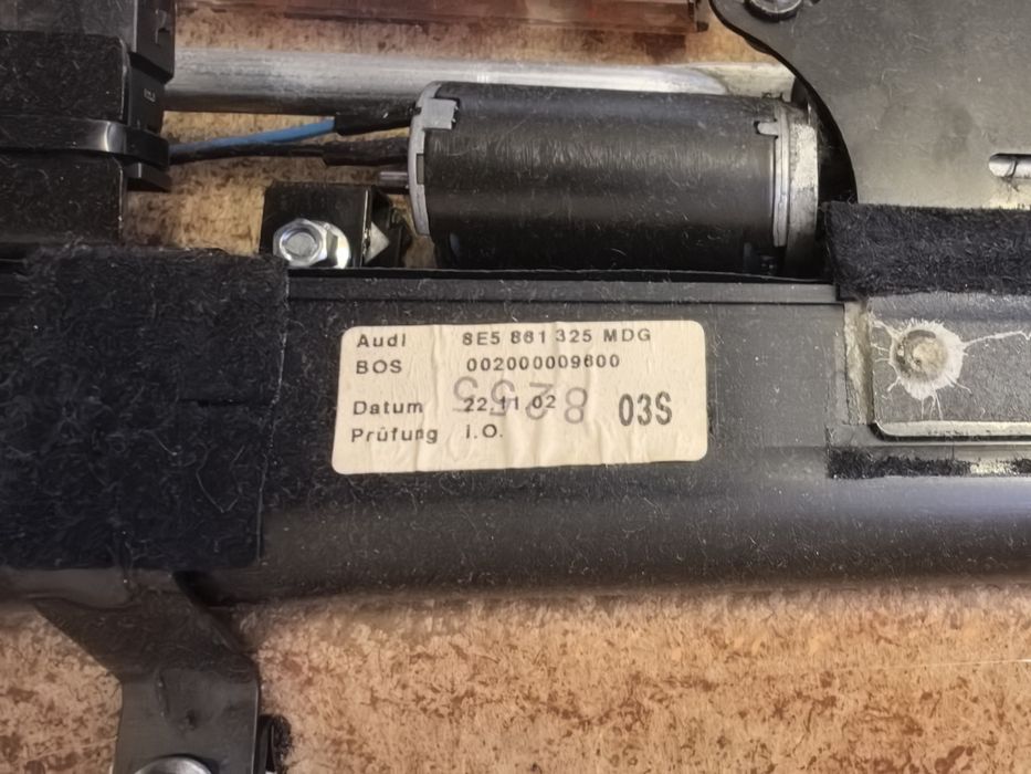 Roleta elektryczna tylnej szyby Audi A4 B6 szara z półką