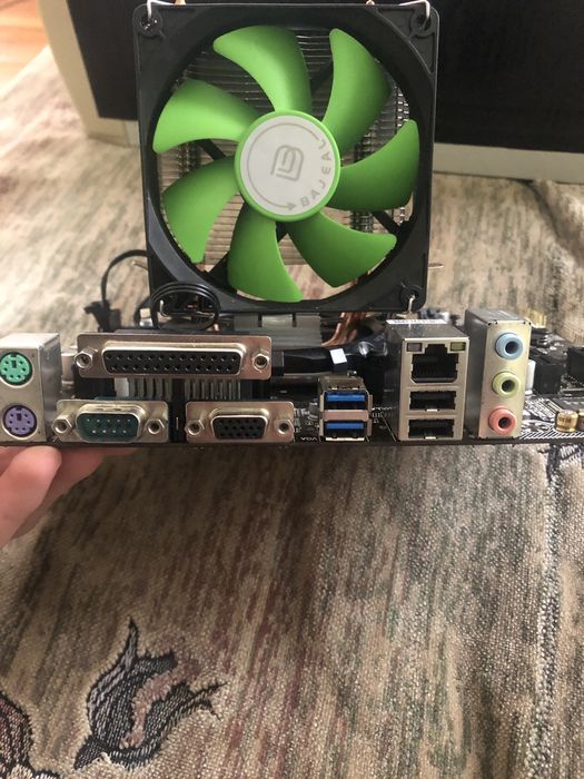 Материнська плата гігабайт