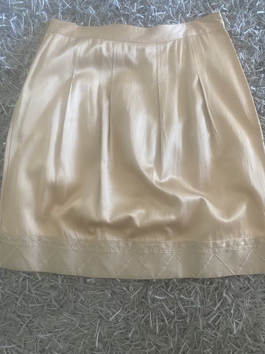 Saia em cetim, com acabamento muito elegante.