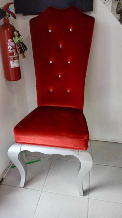 Cadeiras com estofado vermelho