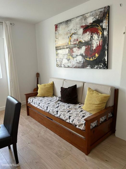 Quarto - localizado em Paço de Arcos Lisbon