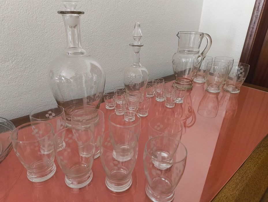 Conjunto 28 peças em vidro gravado