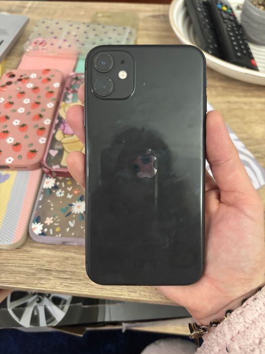 iPhone 11 com várias capas e películas, sem riscos