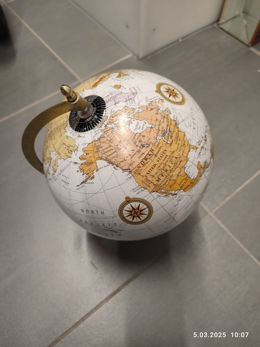 Nowa szary globus retro z drewnianą podstawką