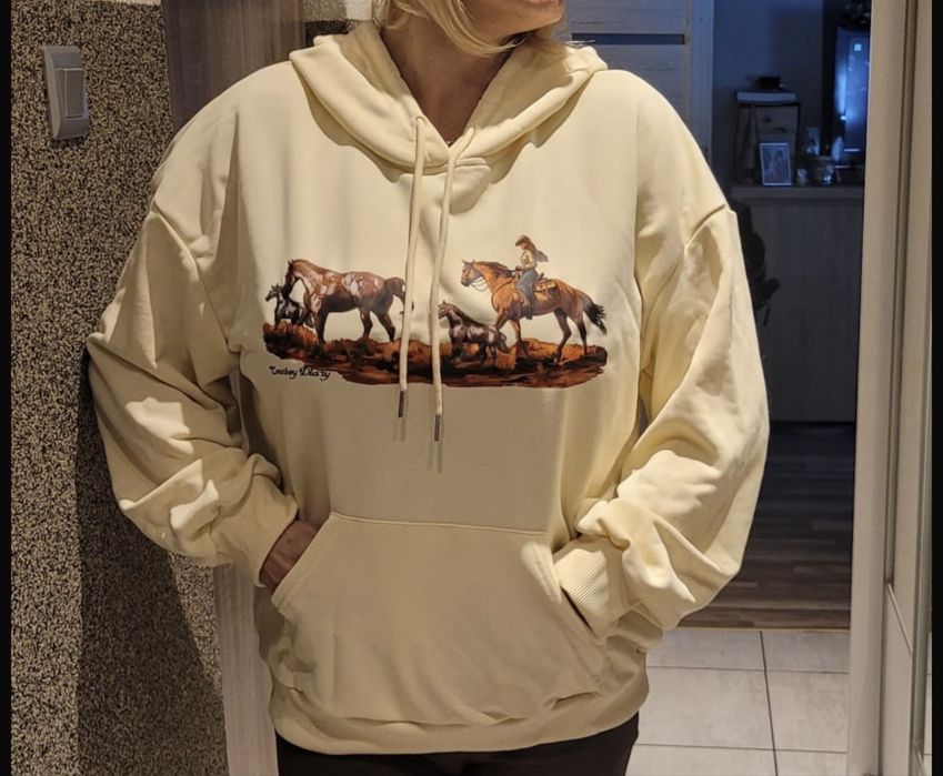 Nowa bluza bezowa z konikami