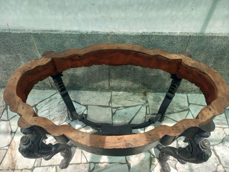 Mesa antiga com tampo de mármore