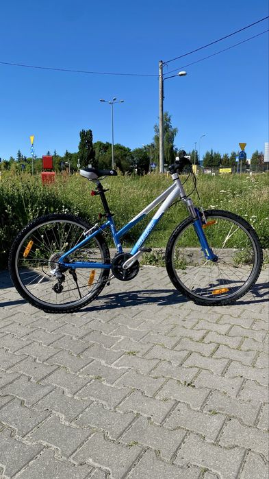 Damski GIANT Boulder 26" rama XS (360mm / 14”) dla osoby ok. 130 do 165 cm - stan bardzo dobry - rower górski MTB błękitno srebry