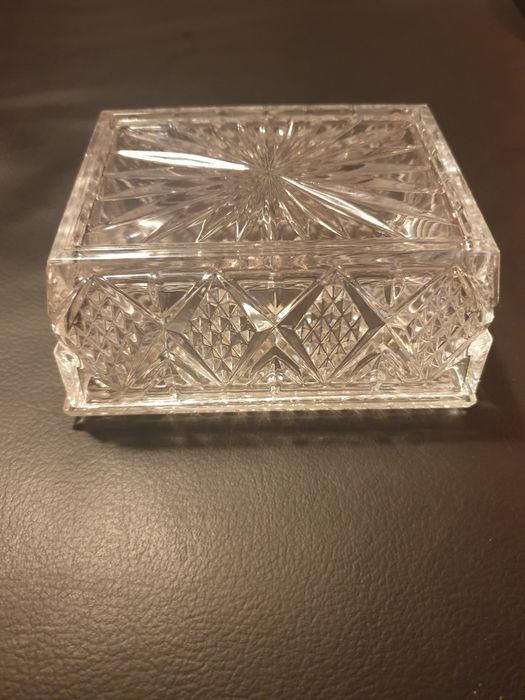 Bota e antiga caixa cristal D'Arques guarda jóias