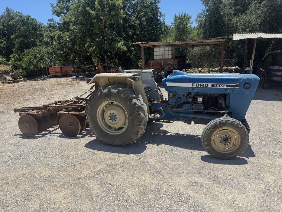 Ford 3600 com grade discos