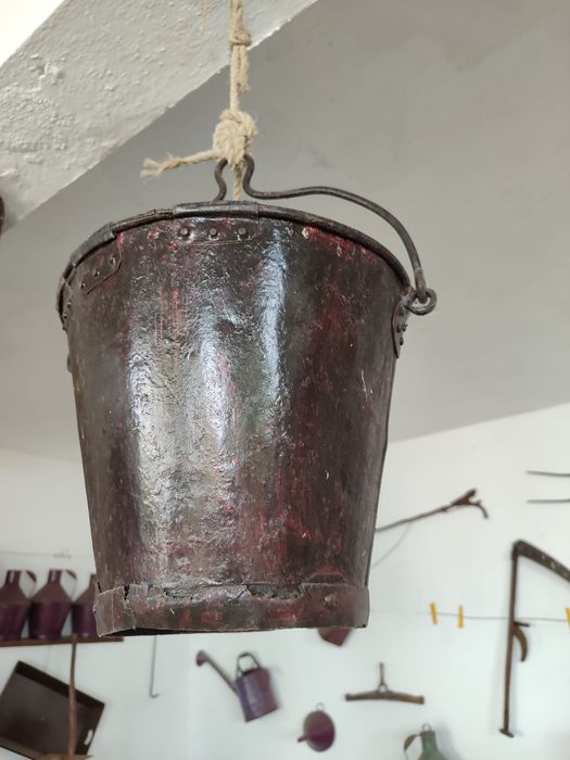 Reservatórios de água, azeite e uvas antigos