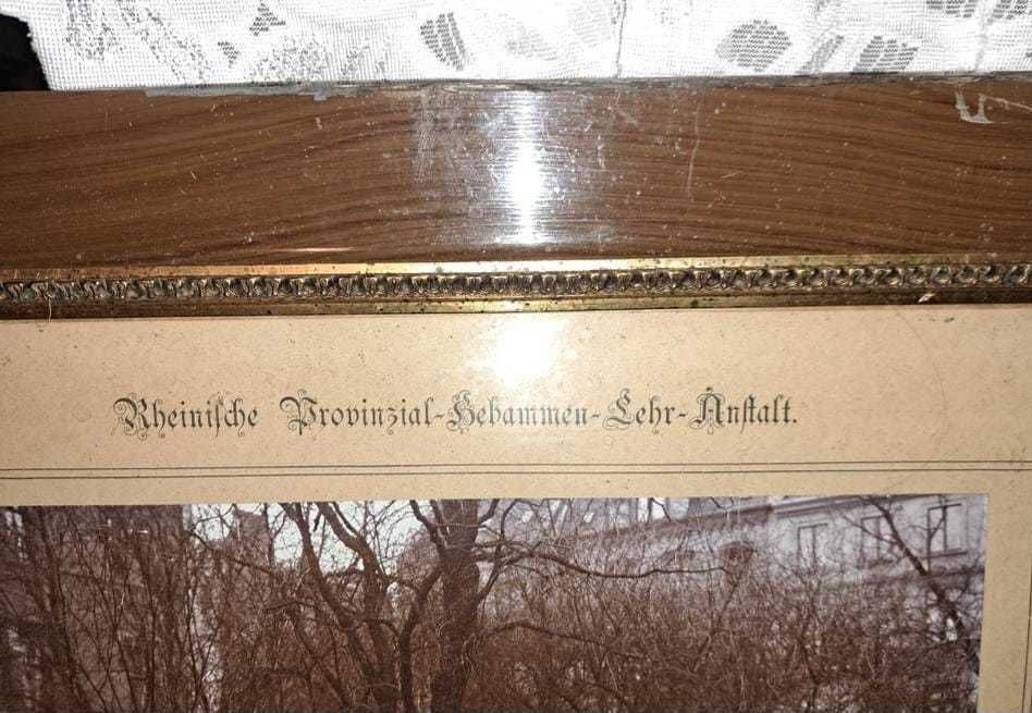 Stare 130 lat zdiecie grupowe w ramie za szklem