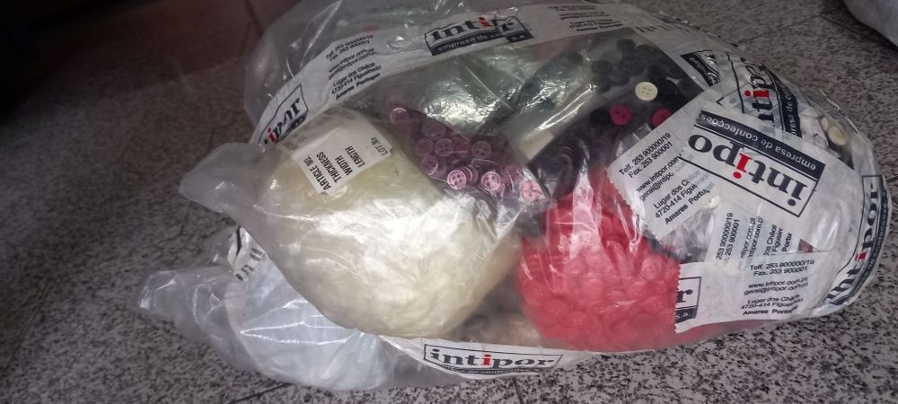 Conjunto variado de botões para costura