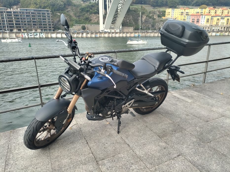 Honda CB 300 R com extras