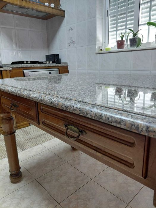 Mesa de cozinha com tampo em granito