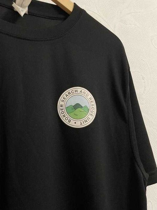 Широка чорна футболка з емблемою