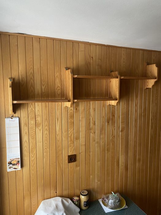 Drewniana półka, długość - 150 cm.