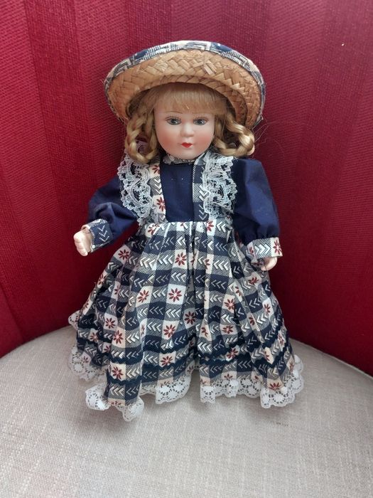 Boneca antiga de porcelana