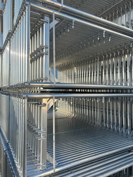 Nowe lekkie rusztowanie na ścianę szczytową aluminium Plettac 8,3 m wysokości x 10 m długości - podest 2,5 m
