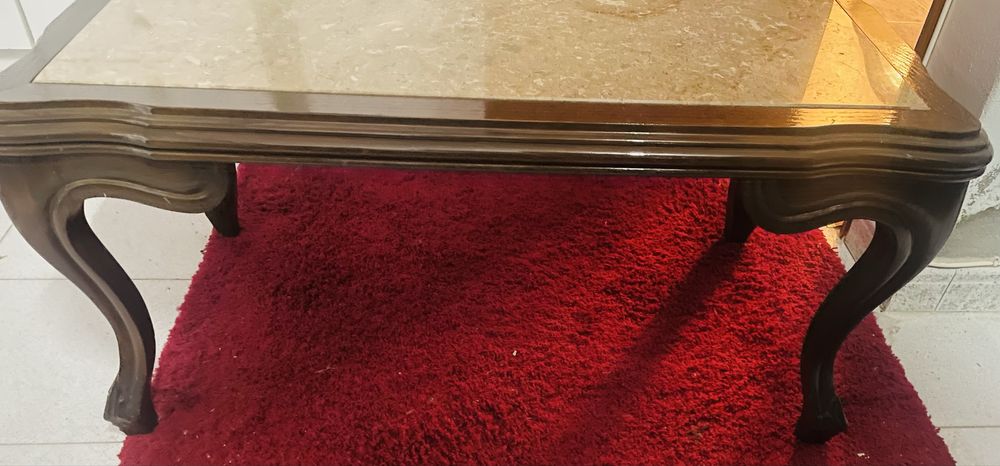 Mobília em madeira de castanheiro