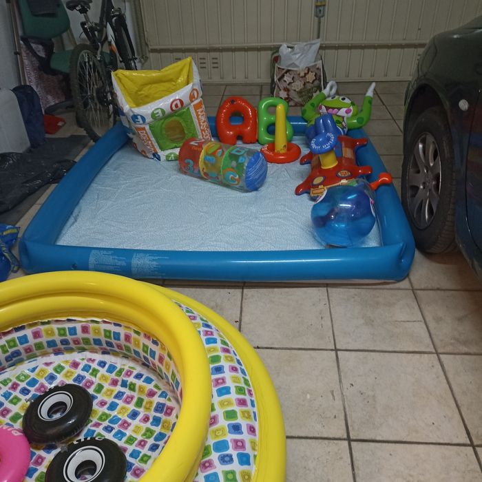 Parque com piscina para criança