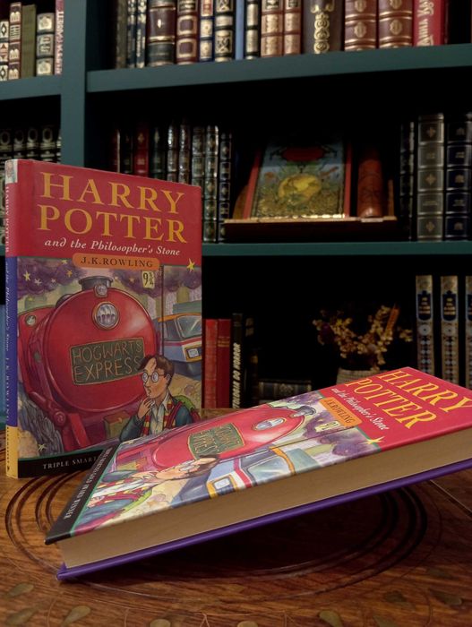 Harry Potter and the Philosophers Stone (1ª Edição) - J. K. ROWLING