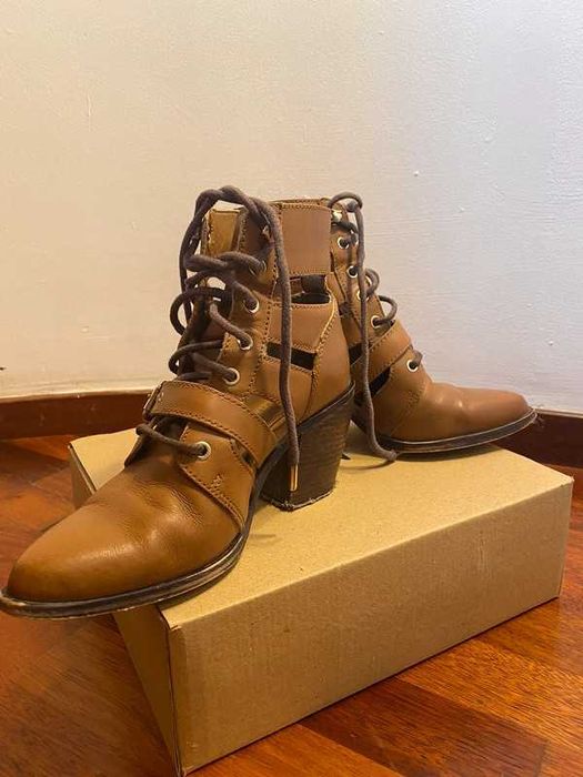 Botas castanhas de pele com atacadores