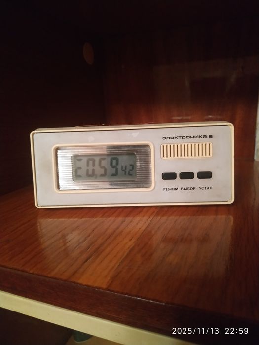 Электронные настольные часы