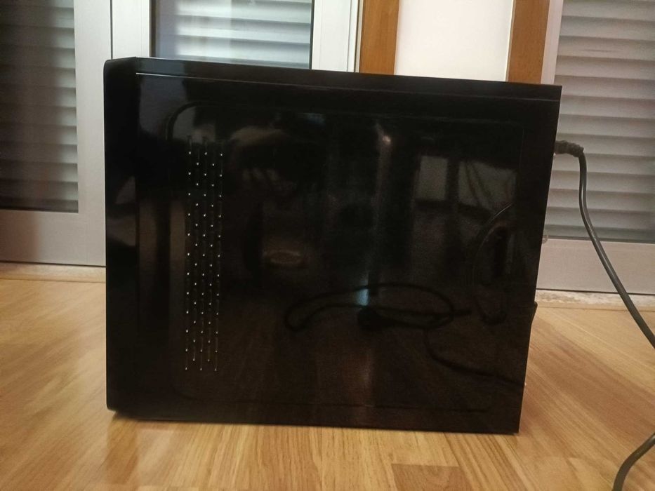 Vendo ecrã, teclado e caixa de computador