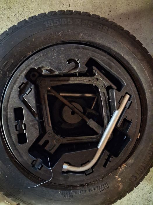 Pneu continental novo 185/65 R15 com macaco