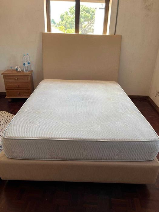 cama com cabeceira de tecido tecido beje dourado