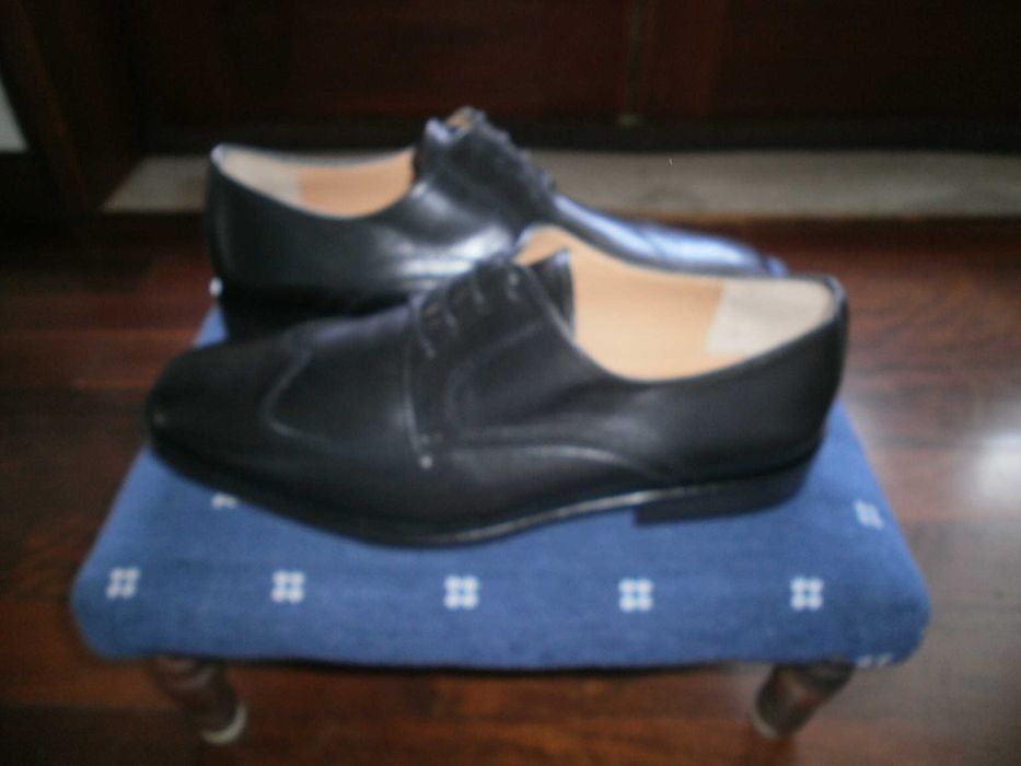 Sapatos pretos de homem com atacadores em pele