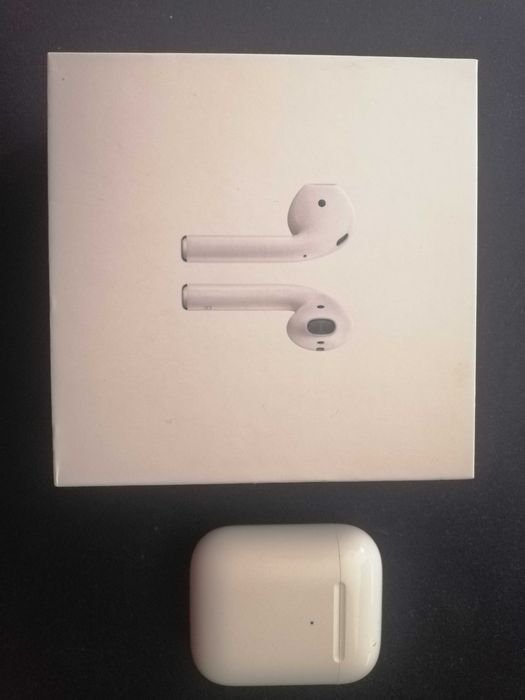 Навушники Apple.