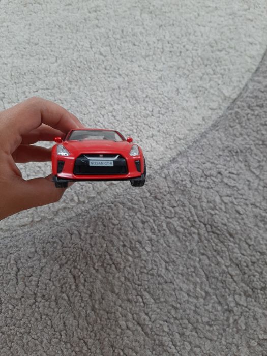 Продаю игрушечну машину ниссан гтр р35