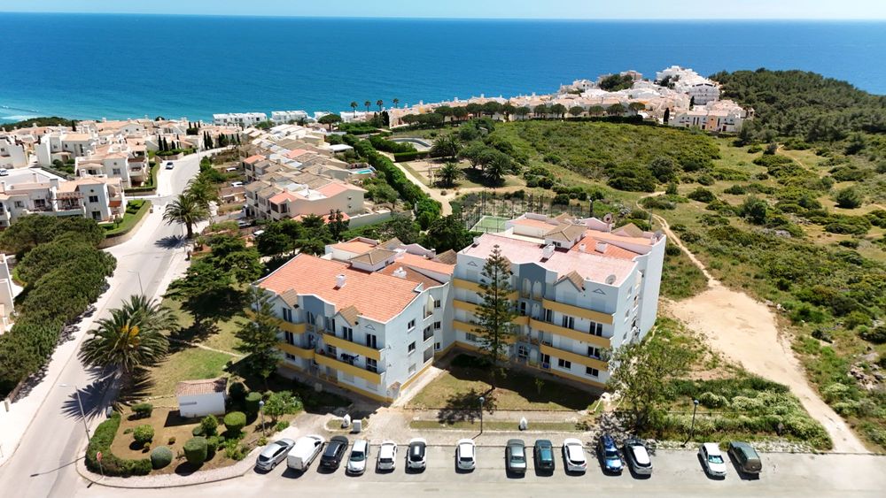 T3 Renovado a Estrear a 800m da Praia da Salema | 3 WCs