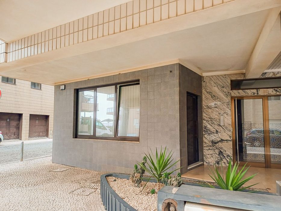 Apartamento/ Loja T2 vista mar, a 30 metros da marginal