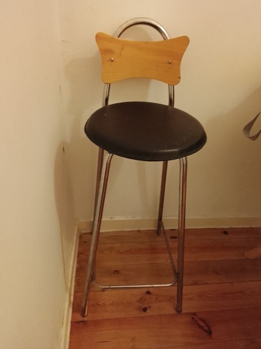 Cadeira alta com estofo em pele