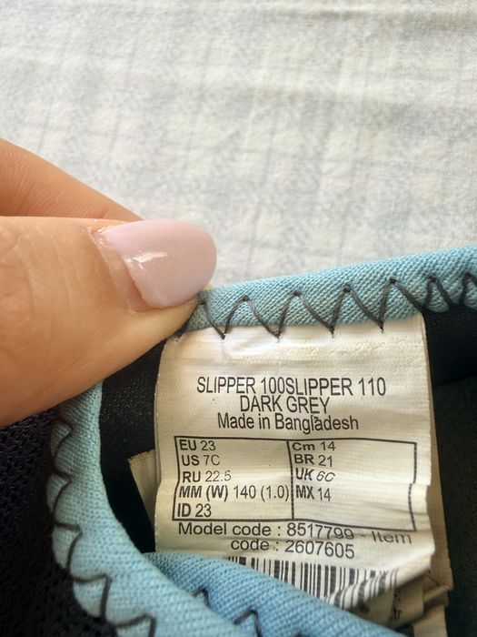 Sapatos práticos para atividades aquáticas.