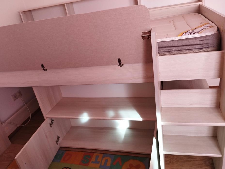Cama usada com secretaria