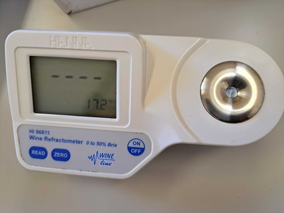 Refratómetro digital para medir grau brix em sumo de uvas