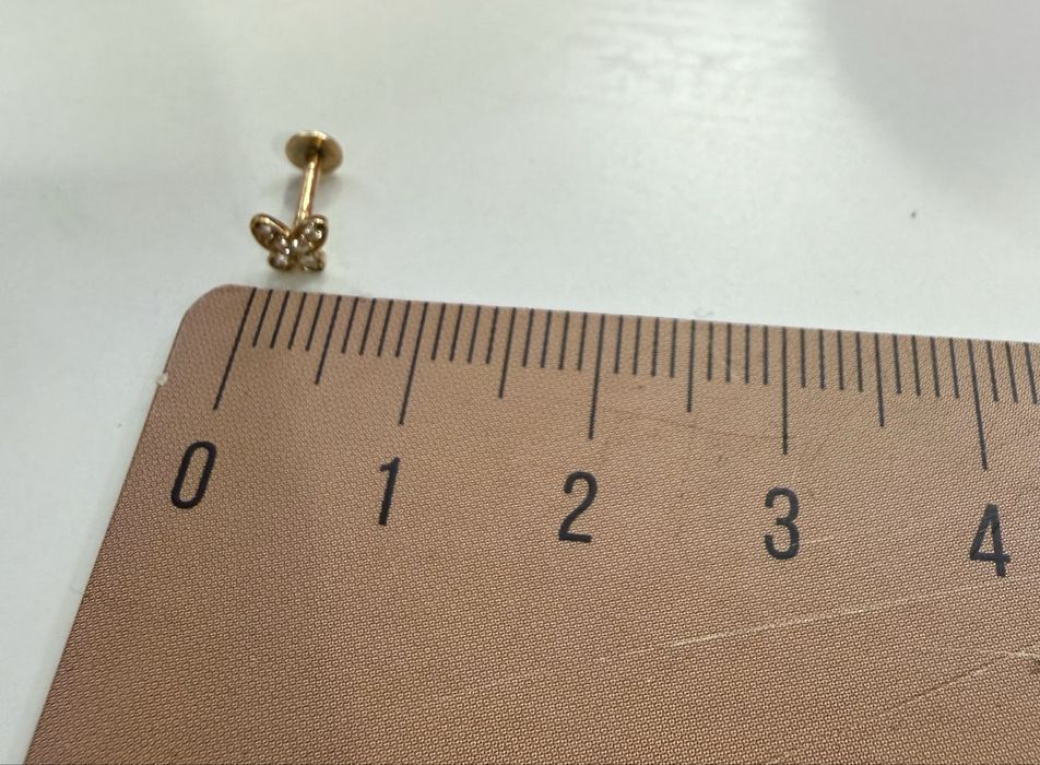 Dwa pojedyncze kolczyki złote na śrubke do ucha lub nosa