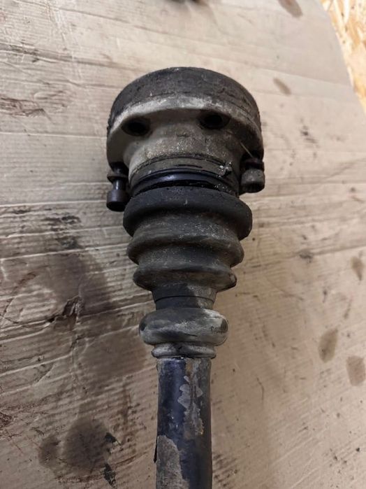 Приводний вал передній правий (піввісь) Volkswagen T4 1.9 TD 1990-2003