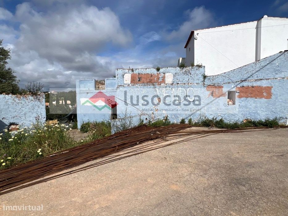 Casa Térrea, com 3 compartimentos e logradouro.