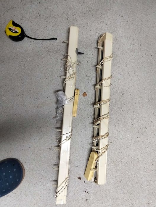 dois estores de lâminas interiores